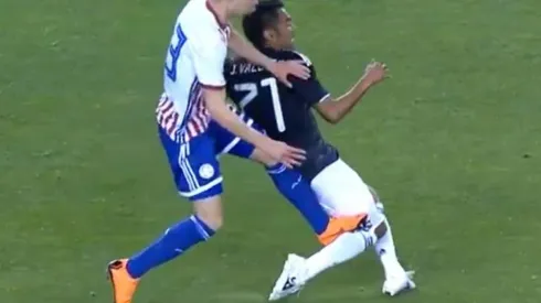 Tremenda entrada de Almirón sobre el volante del Santos Laguna.