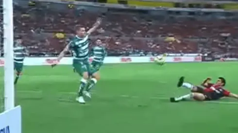 No se puede entender cómo Santos falló este gol