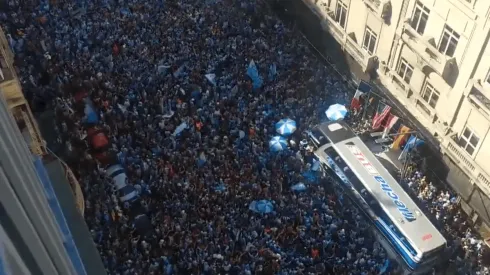 Fiesta total: el banderazo de los hinchas de Racing para despedir al plantel antes de jugar con Tigre