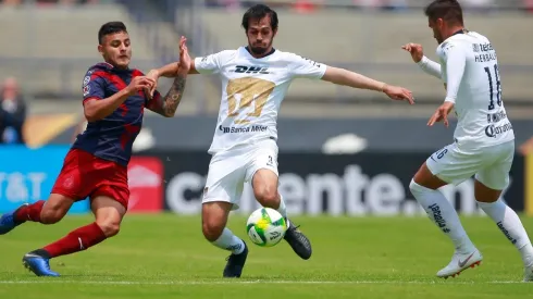 Pumas vence a Chivas tras un primer tiempo frenético