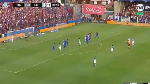 Se movió la red y se asustaron todos: Pol Fernández casi mete el primero de Racing con un tiro libre