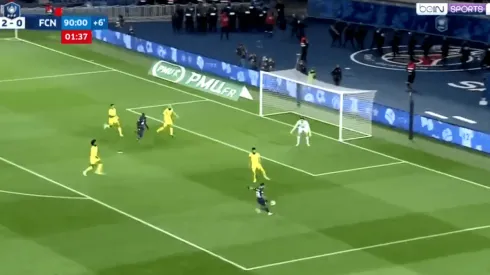 Dani Alves la bajó de pecho, amagó a romper el arco pero la picó y la puso en un ángulo