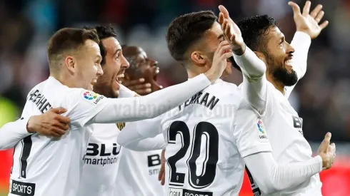 Garay festeja con su público. (Foto: Valencia)