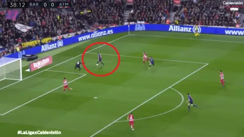 Por mucho menos lo mataron a Benedetto: el fallido de taco de Suárez para asistir a Messi