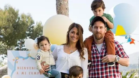 Leo subió la foto más tierna de la familia Messi y Antonella Roccuzzo le comentó: "Los amo tanto"
