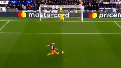 Al City lo ayudó el VAR pero Agüero pateó el peor penal del día y Lloris lo adivinó