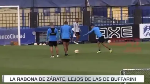 Zárate intentó superar a Buffarini, quiso hacer gol de rabona pero terminó en el piso