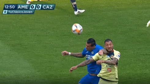 Caraglio le pegó un duro codazo a Aguilera.