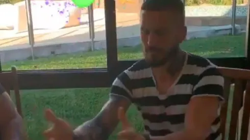 Benedetto rompió un huevo con forma de gallina.