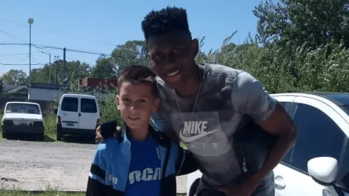 Es colombiano, está en el fútbol argentino, no jugó ni un minuto, pero tiró: "Sueño con ir al Barcelona"