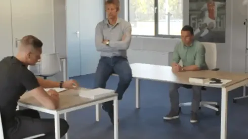 Publicó mensajes contra el club, el Ajax lo contrató y le implementaron un castigo ejemplar