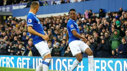 Yerry Mina celebra el gol de Richarlison vs. Chelsea.