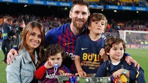 Antonella Roccuzzo lo abrazó, Messi puso sus manos en la cintura de ella y salió la mejor foto de ambos