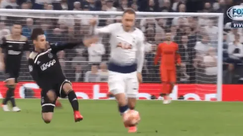 No todo es juego lindo en Ajax: Tagliafico tiró una fuerte patada desde atrás