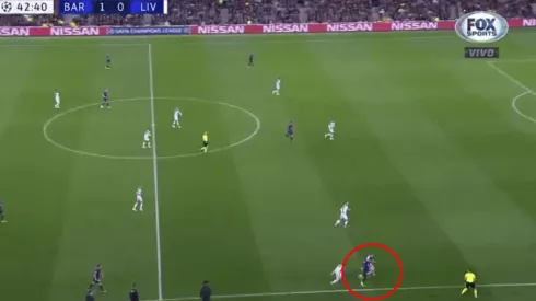 Foto de Lionel Messi y el empujón.