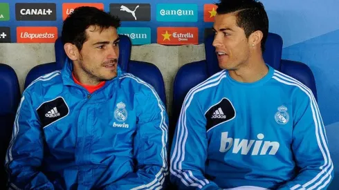 JUNTOS. Iker Casillas y Cristiano Ronaldo en el banco del Real Madrid (Foto: Getty).