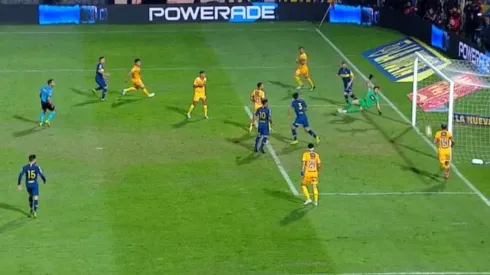 ¿Entró? Pavón rompió el travesaño, la pelota picó en la línea y otro palo salvó a Central