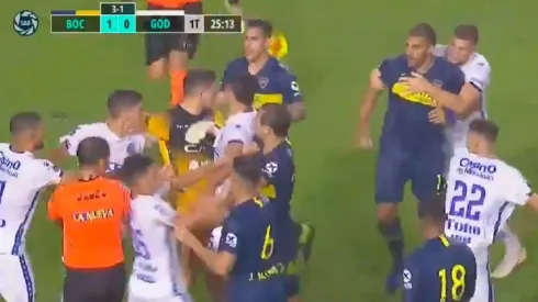 Boca y Godoy Cruz, a los golpes en pleno partido.