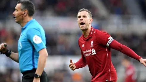 Henderson discute con un árbitro.