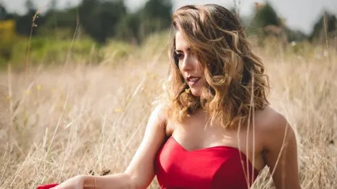 Traición total: la novia de Raúl Jiménez se sacó la playera de los Wolves y se puso la del Barcelona