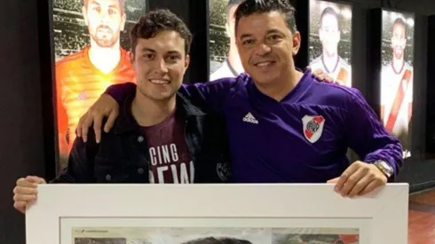Una bestia: un hincha de River hizo un cuadro de Gallardo solo con diario y se lo regaló