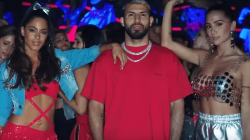 Tini, Sergio Agüero y Greeicy Rendón en la canción "22".