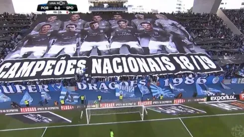 Imponente bandera de los hinchas de Porto.