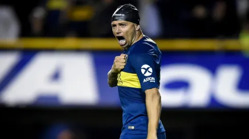 Mauro Zárate festejando ante Vélez.