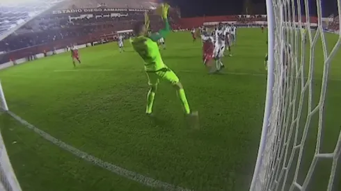 El error de Álvaro Montero en el duelo entre Argentinos Juniors y Deportes Tolima.