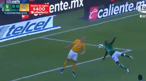 Casi gol del León.