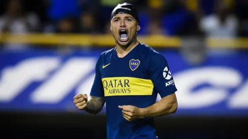 Mauro Zárate en el cruce contra Vélez.