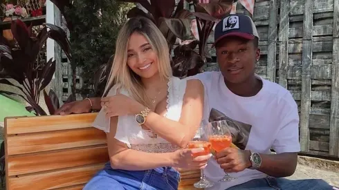 El pasional beso de Marlos Moreno con su novia arriba de una moto de agua