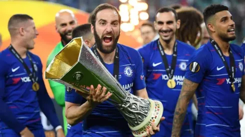 A Higuaín le agarró hambre y subió la selfie del campeón mordiendo la medalla de la Europa League