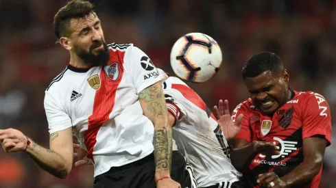 River enfrenta a Atlético Paranaense en el Estadio Monumental con un 1 a 0 abajo.