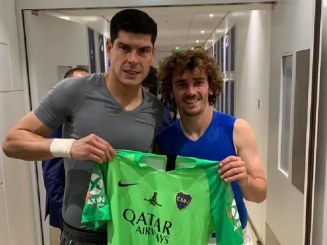 Lampe aprovechó el amistoso entre Francia y Bolivia para regalarle una camiseta de Boca a Griezmann