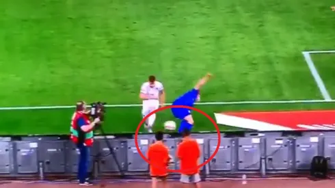 Pasó en Grecia-Italia: se frustró, le dio un puntazo al balón y le pegó a un alcanzapelotas