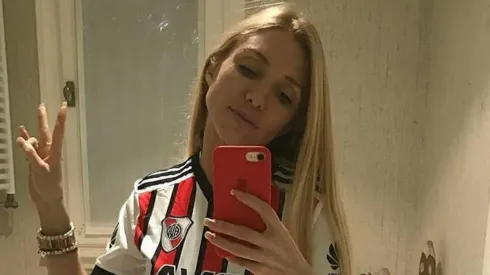 Sin pantalón pero con la remera de River, Melisia celebró 6 meses de la victoria ante Boca