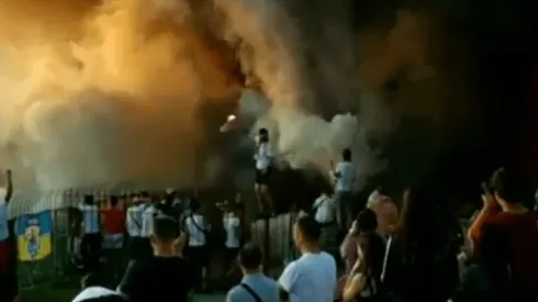 Incontrolables: estaban evitando el descenso hasta que sus hinchas prendieron fuego todo