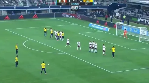 El tiro libre de Ángel Mena.