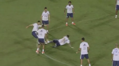 A Messi no le gustó nada ir al medio y fue a barrer como loco para robar la pelota