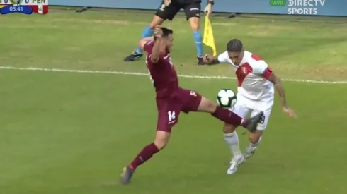 Así recibió Venezuela a Paolo: a Guerrero le pegaron fuerte y lo dejaron en el piso