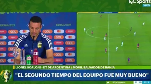 Scaloni en conferencia de prensa.