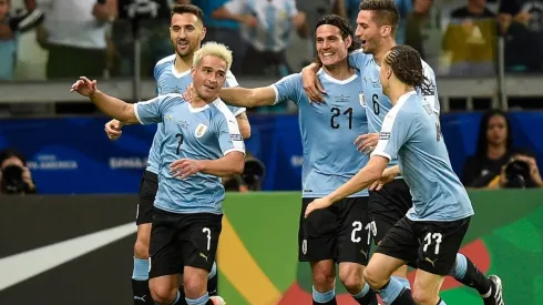 Los jugadores uruguayos celebrando el primer tanto.