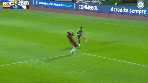 El VAR perjudicó a Colombia: jugador de Qatar tocó la pelota con la mano, pero el árbitro cobró pique