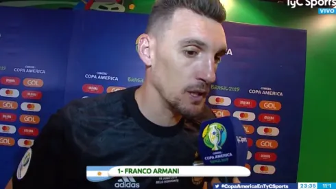 Apenas terminó el partido, Armani contó por qué se "sacó la bronca" con el penal