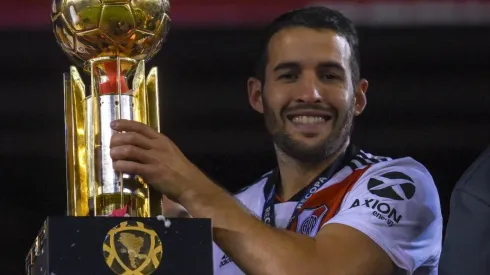 Foto de Camilo levantando una copa en River.