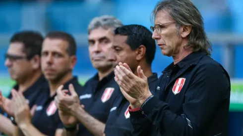 Ejemplo mundial: la caricia de los hinchas peruanos a Gareca tras la dura derrota ante Brasil