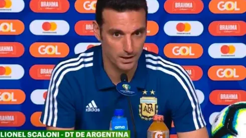 Scaloni en conferencia de prensa.