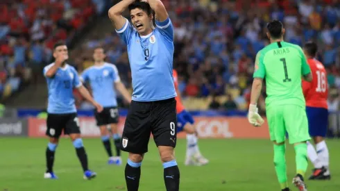 Un loco lindo: Luis Suárez pidió una mano adentro del área ¡del arquero de Chile!