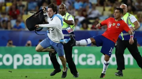 Reinaldo Rueda lanzó más leña al debate y defendió a Jara por su patada al hincha